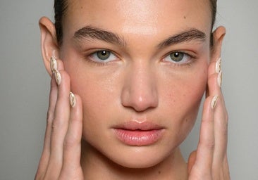 Esmalte con toques brillantes: ha llegado el momento ideal para darle un toque festivo a tus uñas